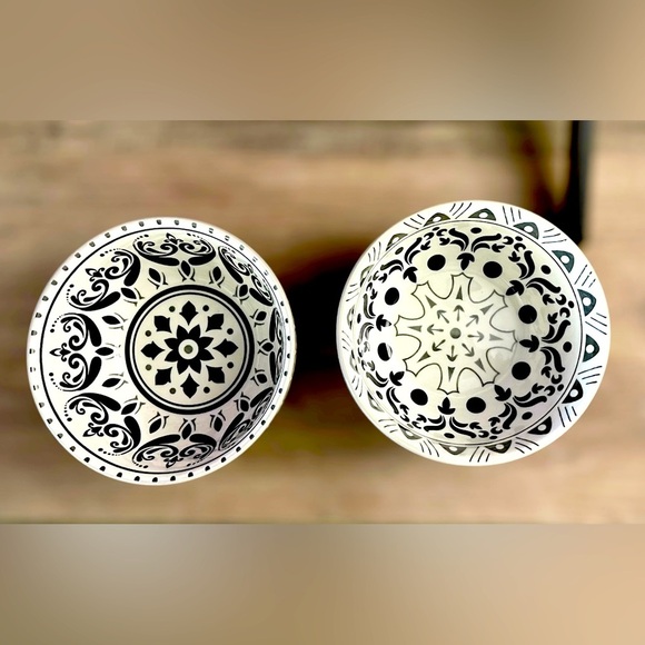 NWOT Set of  Expressions Signature Stoneware Small Embossed Gray & Black Bowls - Picture 4 of 6